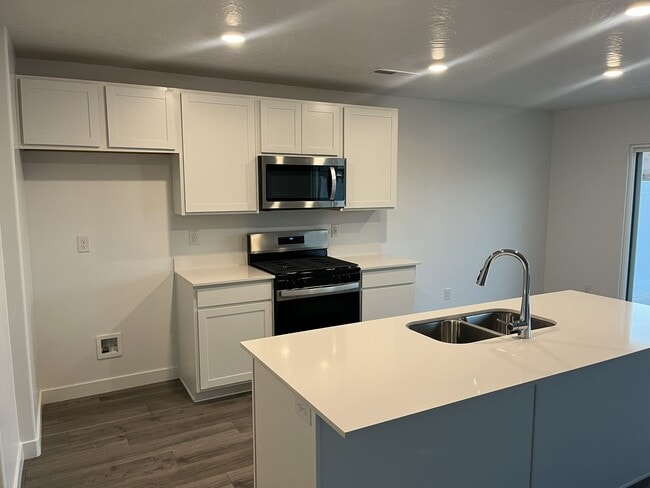 Building Photo - Beautiful 3 Bed Townhome with Amazing Amenities! 6 Month Lease