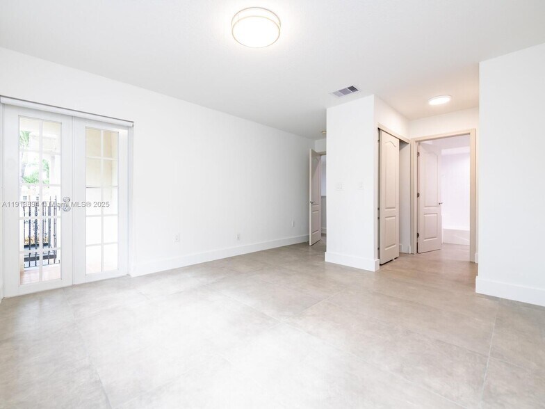 Building Photo - 20729 NE 32nd Ave