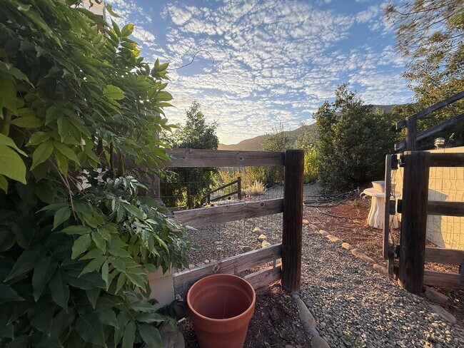 Building Photo - Ojai Views