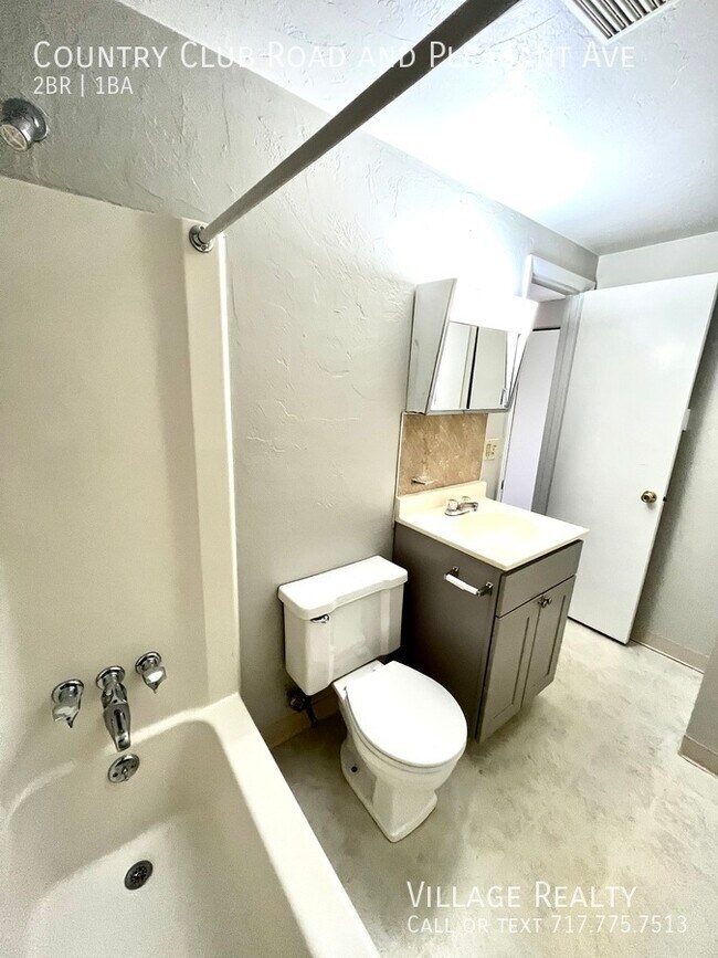 Building Photo - 605 Country Club Rd