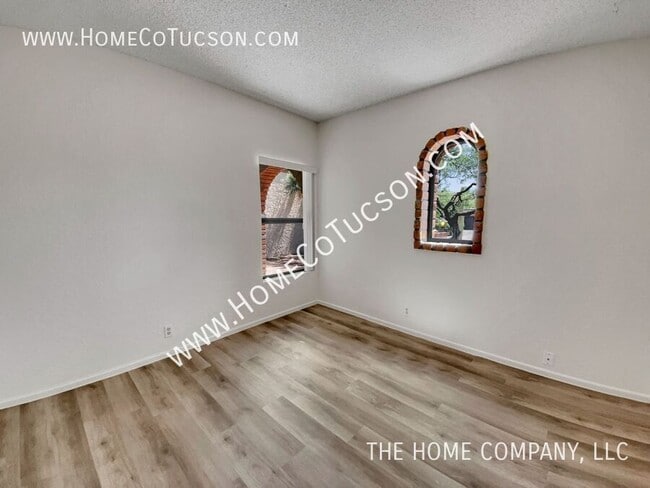 Building Photo - 5243 N Stonehouse Pl