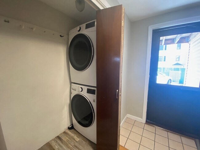 Building Photo - 265 C St