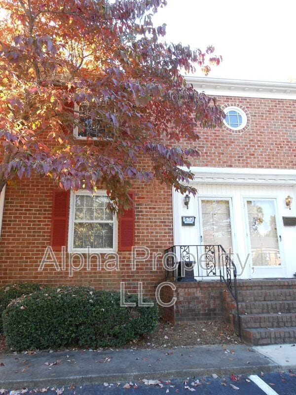 Building Photo - 815 Edwards Rd