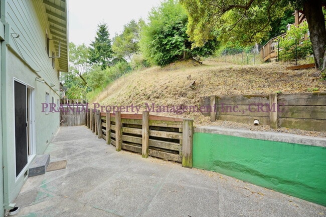 Building Photo - 6 Eden Ln