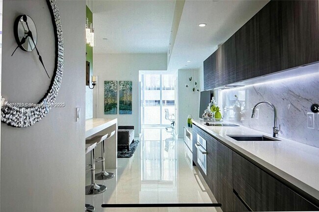 Building Photo - 851 NE 1st Ave