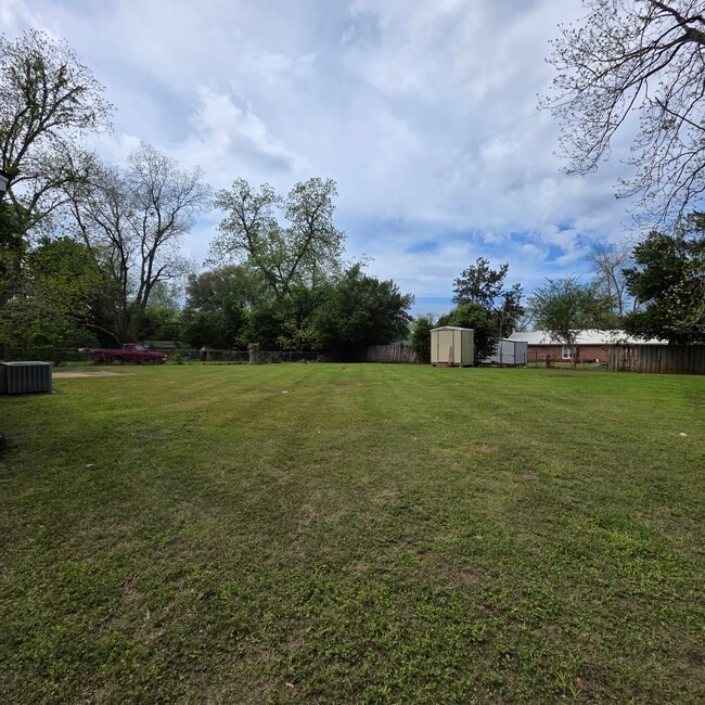 Building Photo - 825 Community Ave