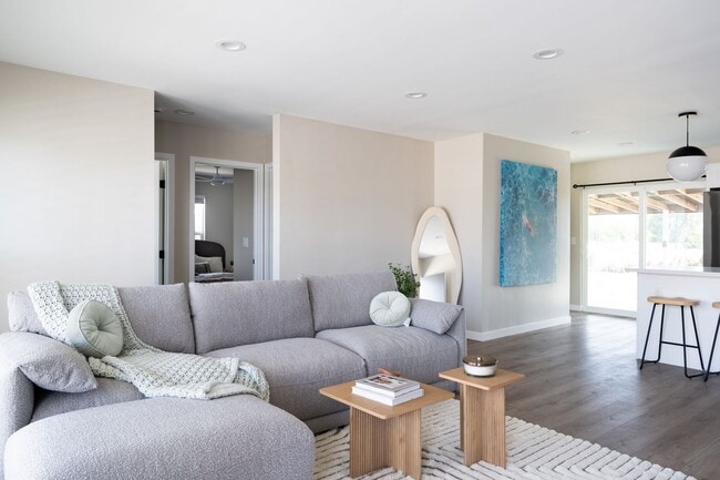 Building Photo - Fully remodeled!