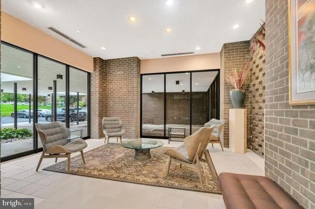 Building Photo - 250 S Reynolds St