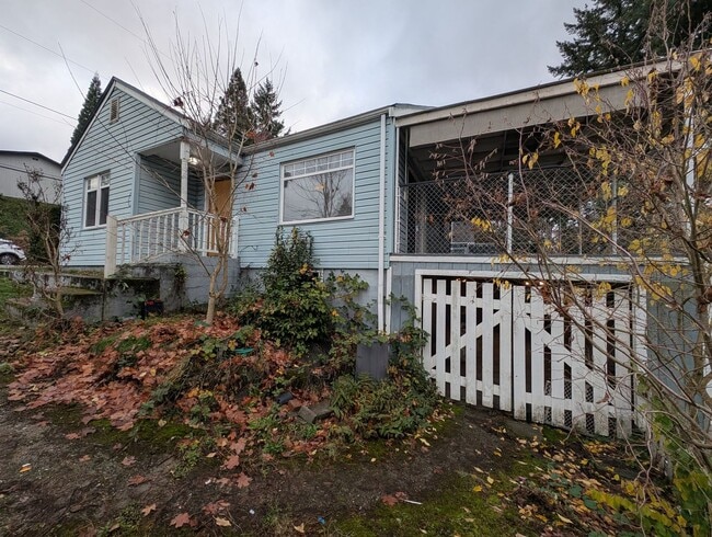 Building Photo - Quaint 2 Bedroom in Navy Yard City - TONS of Extra Space! Available Now!