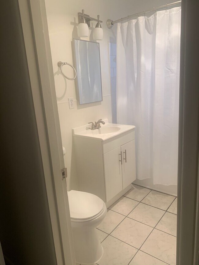 Building Photo - Cheerful and Spacious 1 bd/1bth Upstairs Unit
