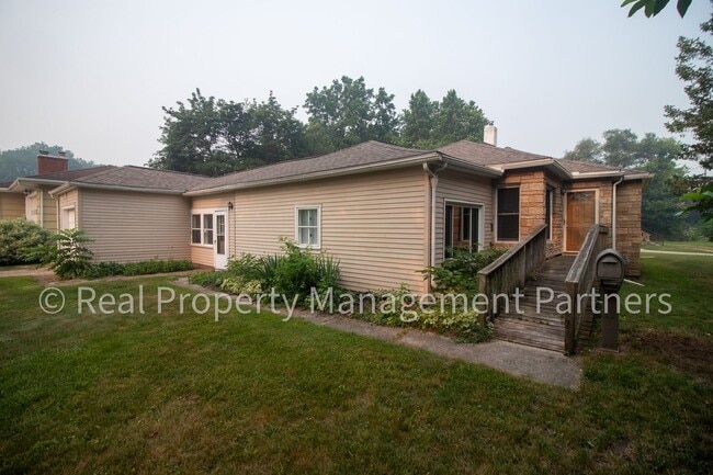 Building Photo - Charming 3 Bed 1 Bath Corner-Lot Ranch on 0.25+ Acres - Lawncare Included