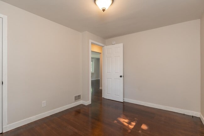 Building Photo - 400 Colonial Dr