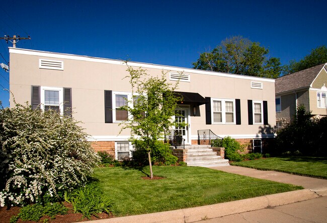 Upper unit in 4-plex - 315 N 5th St