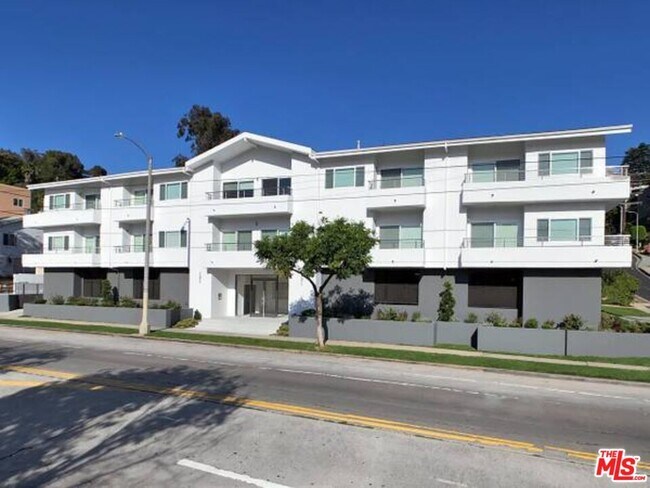 Building Photo - 1900 W Silver Lake Dr
