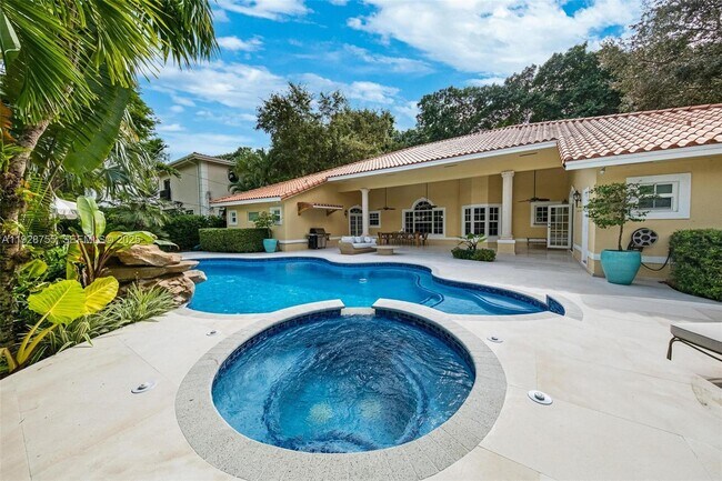 Building Photo - 1033 Almeria Ave