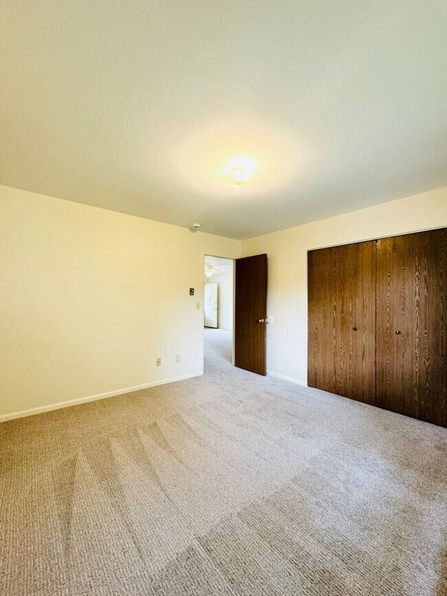 Building Photo - NEW Paint & Carpet! Cozy 2 Bedroom duplex ...