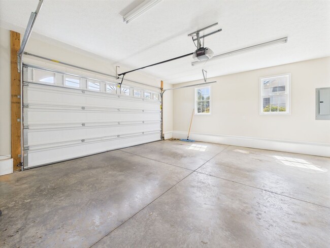 Building Photo - Bright & Spacious 4-Bedroom Home Located i...