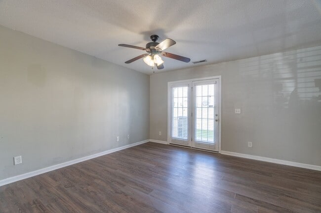 Building Photo - Townhome in a great location!