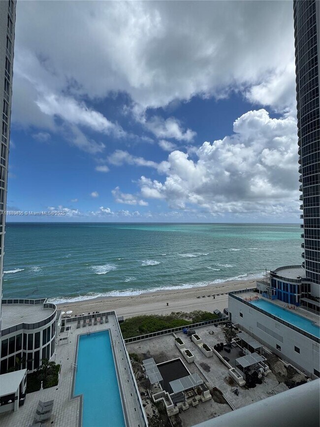 Building Photo - 16001 Collins Ave