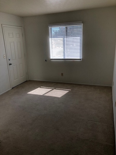 Building Photo - Upstairs Three Bedroom Condo ~ N. Prescott