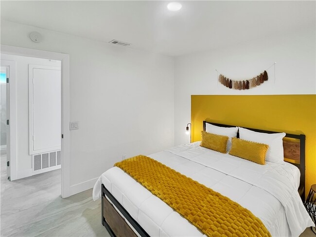 Building Photo - 54905 Avenida Diaz