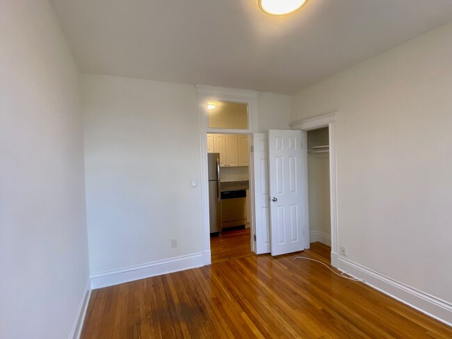 Building Photo - Nicely renovated 2 bed unit with utilities...