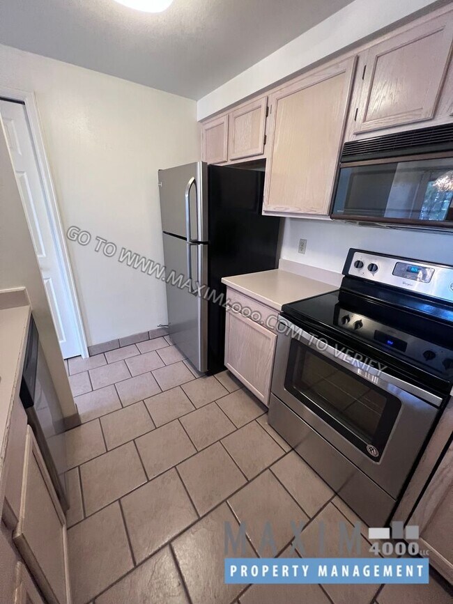 Building Photo - 1111 Horizon Dr