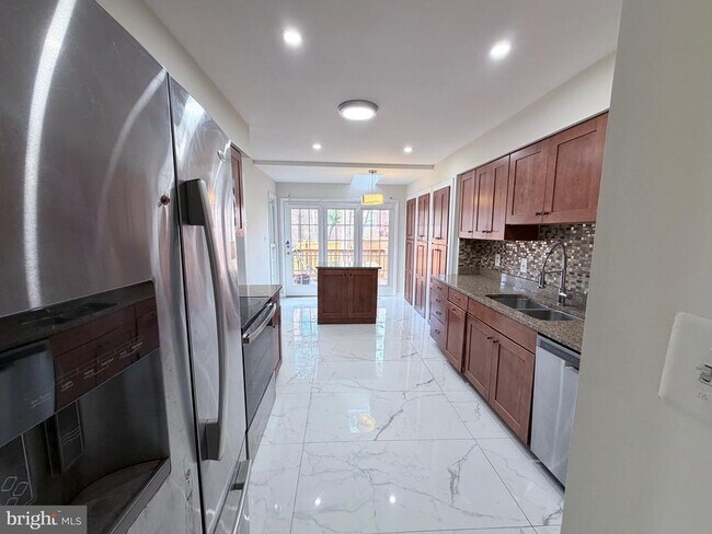 Building Photo - 5900 Parenham Way