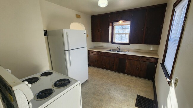 Building Photo - 2 Bedroom, 1 Bathroom Duplex Available Wit...