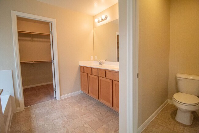 Building Photo - GUARD GATED 3 BD 2.5 BTH HOME IN HENDERSON