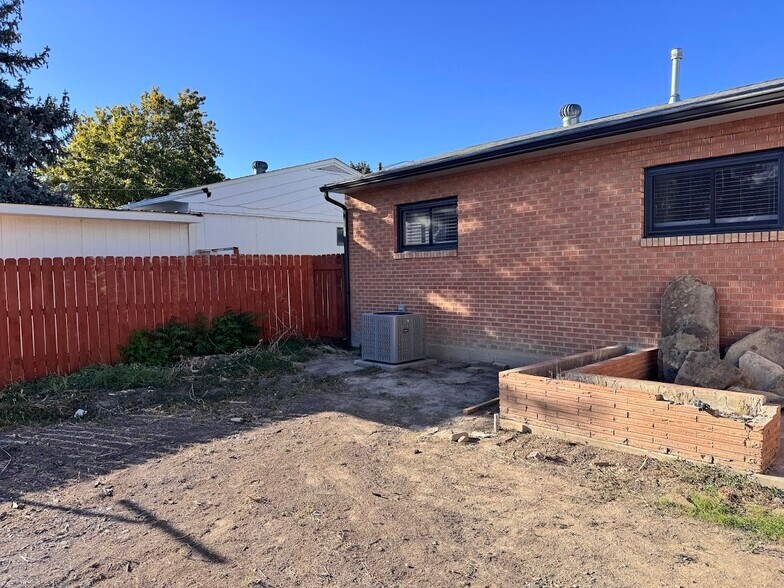 Building Photo - 1261 Walnut Ave
