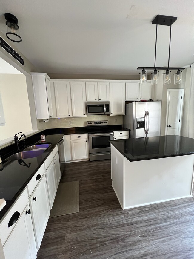 Building Photo - 105 Bumble Cir