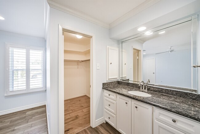 Building Photo - 4521 Acacia St