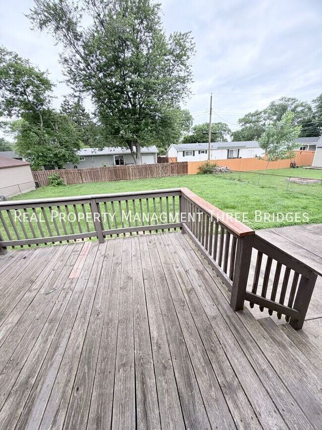 Building Photo - 1725 Fernbrook Dr