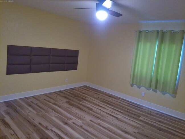 Building Photo - Charming Golf Course Condo for Rent – Residential Estates