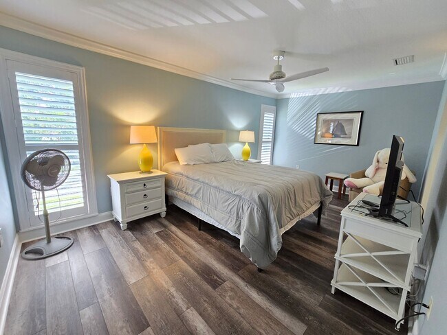 Building Photo - Stunning 2 Bed / 2.5 Bath Townhouse with G...