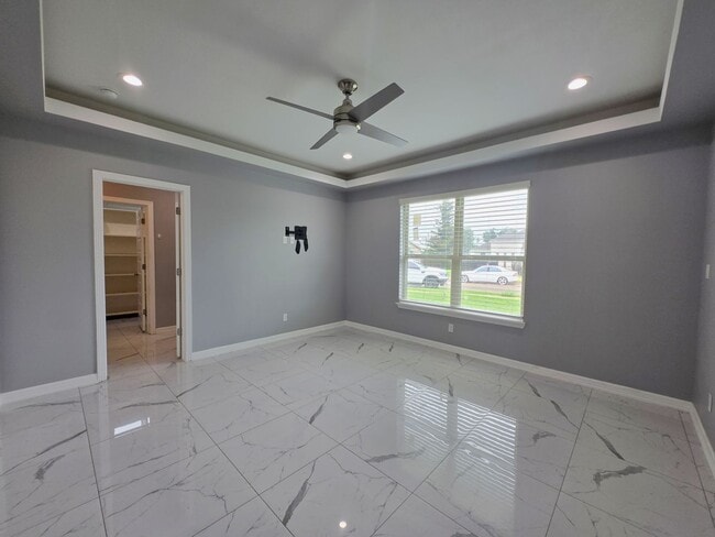 Building Photo - Beautiful Modern 4 Bed/3 Bath/2 Gar Centra...