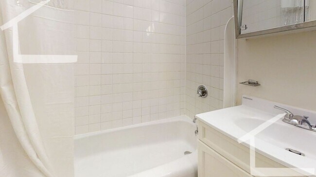 Building Photo - 2Br/1Bth, Great location, easy access to Mass Pike.  MUST SEE!!