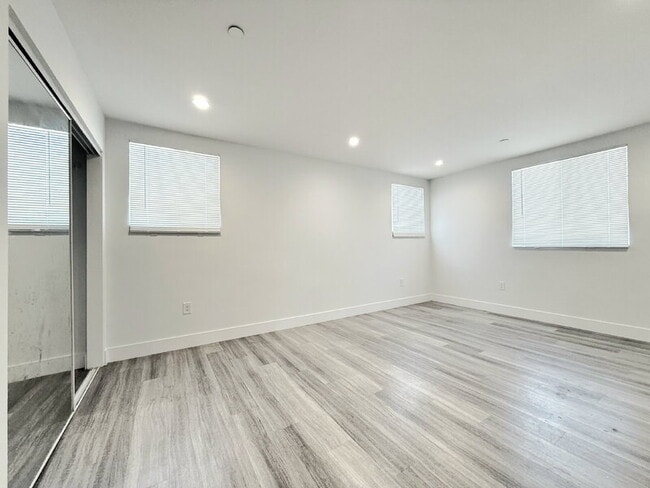 Building Photo - 827 E 74th St