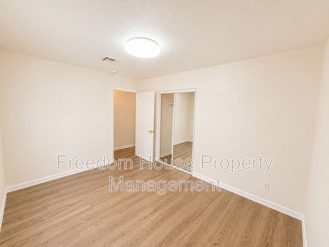 Building Photo - 3066 E Mount Charleston Dr