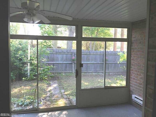 Building Photo - 800 St Denis Ct