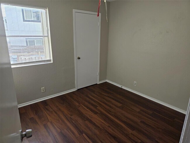 Building Photo - 10207 Brownie Dr
