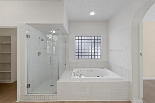 Building Photo - 8133 Horizon Lake Dr