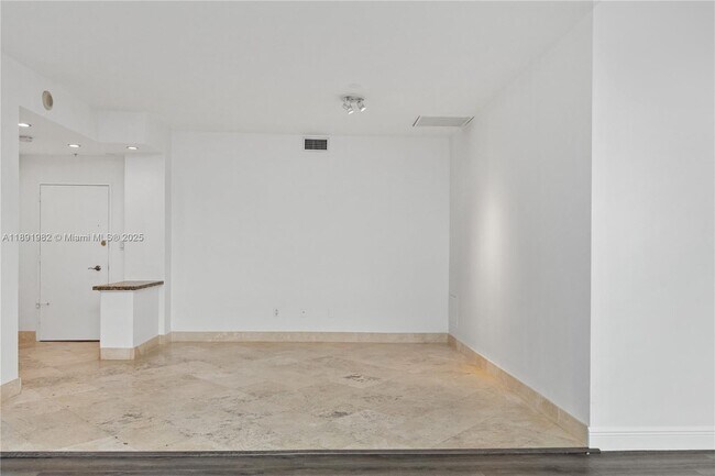 Building Photo - 4925 Collins Ave