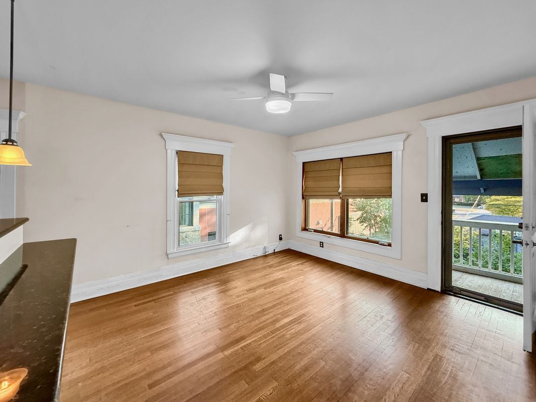 Building Photo - 1027 Lakepointe St