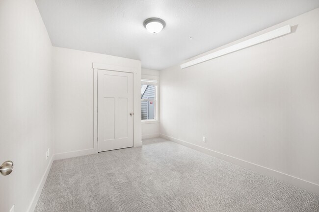 Building Photo - 6066 N Silver Fox Rd