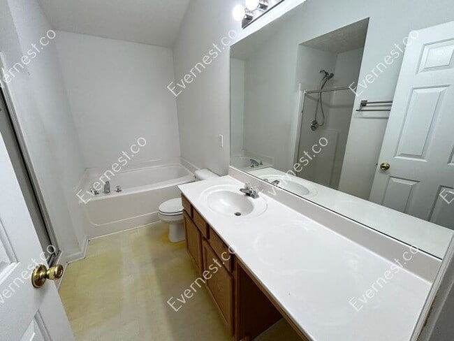 Building Photo - Bright 3-Bedroom Townhome with Ample Space...