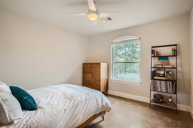 Building Photo - 21825 Briarcliff Dr