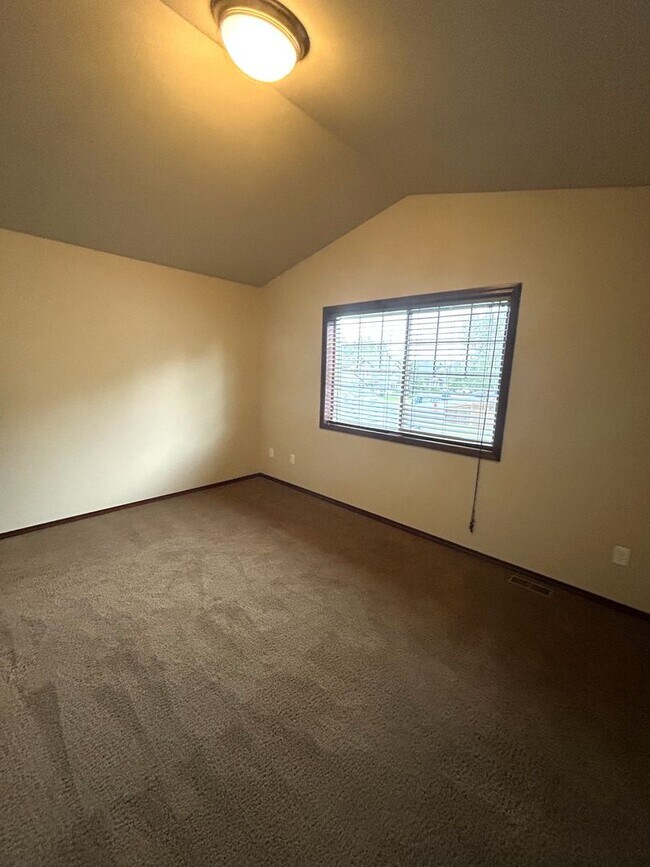 Building Photo - Spacious 4 bedroom 2.5 bath in Arlington with RV Parking