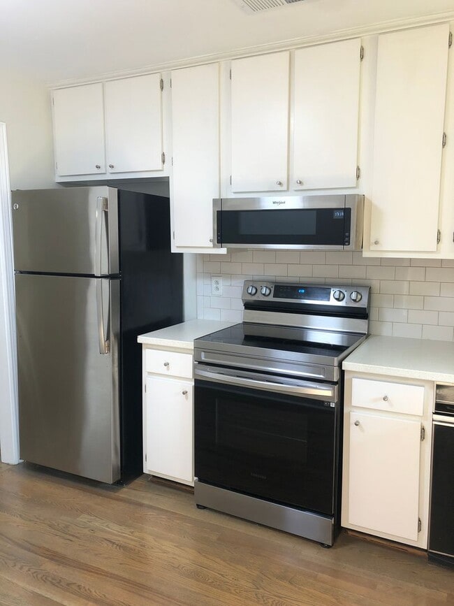Building Photo - 2 Bed/2 Bath Condo located in Green Hills only minutes to Vandy and Easy Interstate Access, 1 Car...